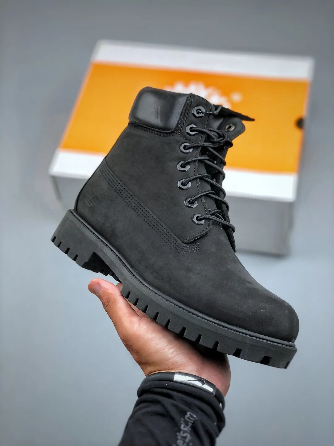 Local pick-up💰700 Support store release, seasonally available, new goods🚀Original factory in Guangdong Top chip version#Upgrade original 2025 version packaging box and accessories#Original last paper version data development version#Original Baoyuan injection machine#Four-line computer sewing lines are in parallel#Using the same imported top layer frosted leather with anti-waterproof function (full The interior is matched with genuine leather material!!)#Original consistent full nubuck leather collar#Anti-fatigue shock-absorbing honeycomb PU insole#Lightweight anti-slip rubber foam combination bottom❗️The world's leading outdoor brand·Timberland/Timberland 6 Inch Leather Boots Timberland's classic outdoor 6-inch large yellow boots "OG Wheat Yellow Black" TB010061 713 Size: Female 35.5 36 37 37.5 38 38.5 39 Male 39.5 40 41 41.5 42 43 44 45 (leather shoe size: one size larger than sports shoes!) Original hardware molded shoelace buckle, top-notch craftsmanship newly upgraded, Zhongshan original factory OEM, original imported waterproof leather, injection molded outsole, horizontal folding dynamic water-repellent, original consistent full frosted leather collar, full cow lining, brand new original packaging shoe box, exclusive supply in the market